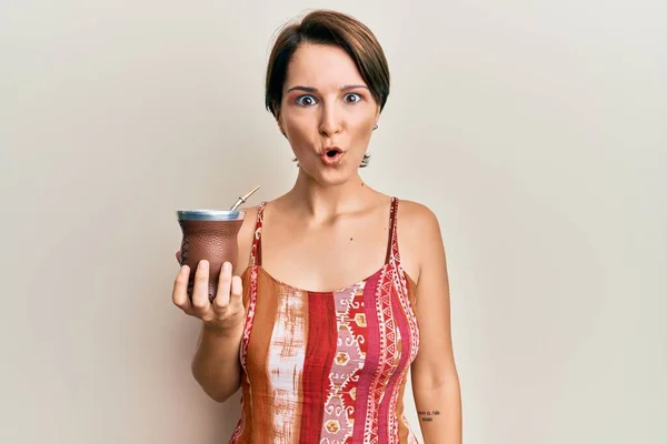 Jovem Morena Com Cabelo Curto Bebendo Mate Infusão Assustada Espantada — Fotografia de Stock