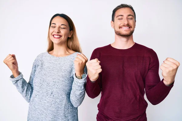 Belo Casal Vestindo Roupas Casuais Muito Feliz Animado Fazendo Gesto — Fotografia de Stock