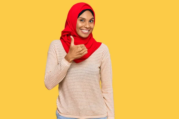 Ung Afrikansk Amerikansk Kvinna Bär Traditionell Islamisk Hijab Halsduk Gör — Stockfoto