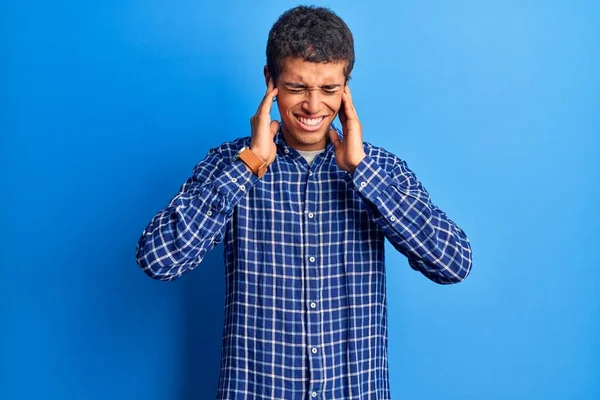 若いアフリカ系アメリカ人の男性は 耳を指で覆い 大きな音楽のノイズに悩まされた表情でカジュアルな服を着ていた 聴覚障害の概念 — ストック写真
