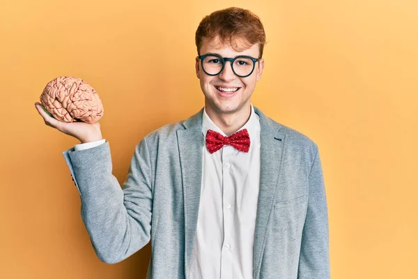 Jonge Blanke Man Draagt Een Bril Met Hersenen Die Positief — Stockfoto