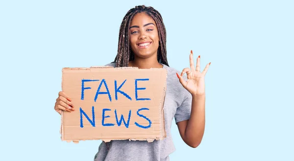 Молода Афроамериканська Жінка Плечима Тримає Фальшивий Новинний Банер Робить Гаразд — стокове фото