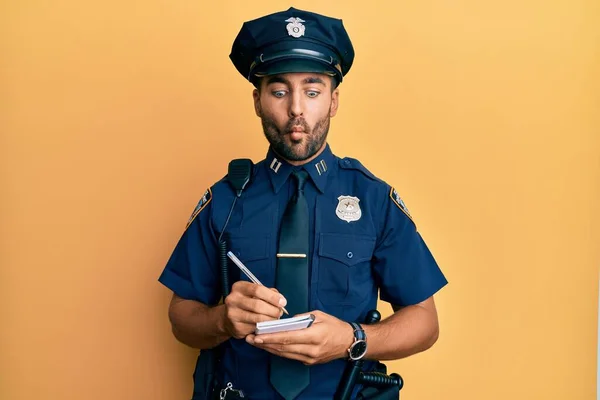 Hombre Hispano Guapo Vistiendo Uniforme Policía Escribiendo Multa Tráfico Haciendo —  Fotos de Stock