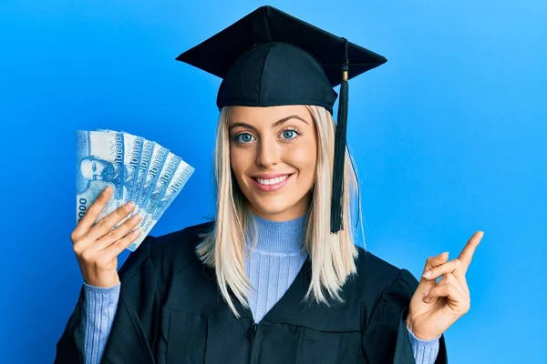 Hermosa Mujer Rubia Con Gorra Graduación Bata Ceremonia Sosteniendo Pesos — Foto de Stock