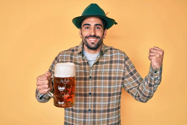 Snygg Hispanic Man Med Skägg Bär Oktoberfest Hatt Dricka Skriker — Stockfoto