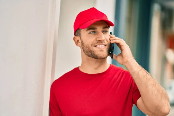 Young Caucasian Deliveryman Smiling Happy Talking Smartphone City — Stock Photo, Image