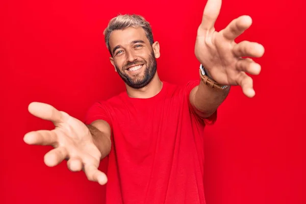 Ung Snygg Blond Man Bär Casual Röd Shirt Stående Över — Stockfoto