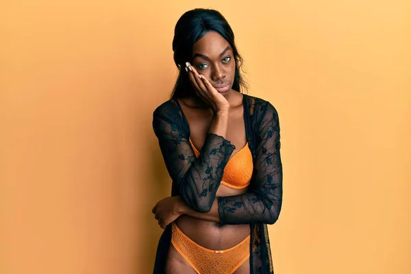 Jeune Femme Afro Américaine Portant Lingerie Pensée Fatiguée Ennuyée Avec — Photo