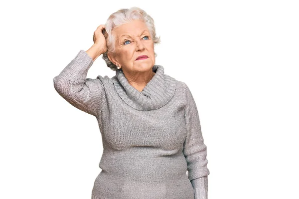 Oudere Grijsharige Vrouw Die Casual Wintertrui Draagt Verwart Vraagt Zich — Stockfoto