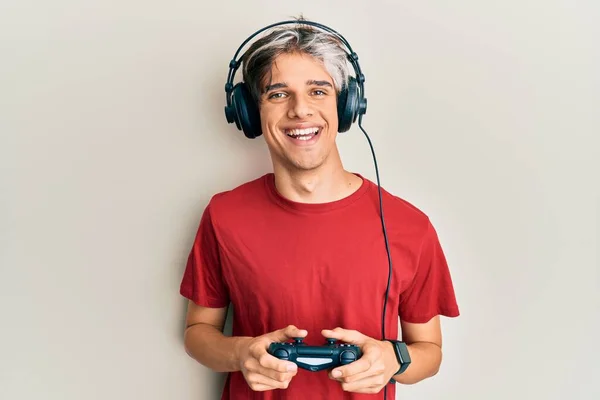 Giovane Uomo Ispanico Che Gioca Videogioco Tenendo Controller Sorridente Con — Foto Stock