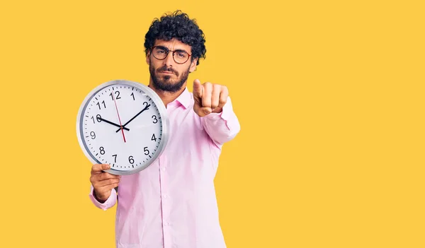 Joven Guapo Con Pelo Rizado Oso Sosteniendo Gran Reloj Apuntando —  Fotos de Stock