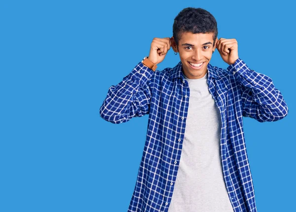 Joven Hombre Amerciano Africano Vistiendo Ropa Casual Sonriendo Tirando Las —  Fotos de Stock