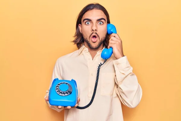 Ung Stilig Man Håller Vintage Telefon Rädd Och Förvånad Med — Stockfoto