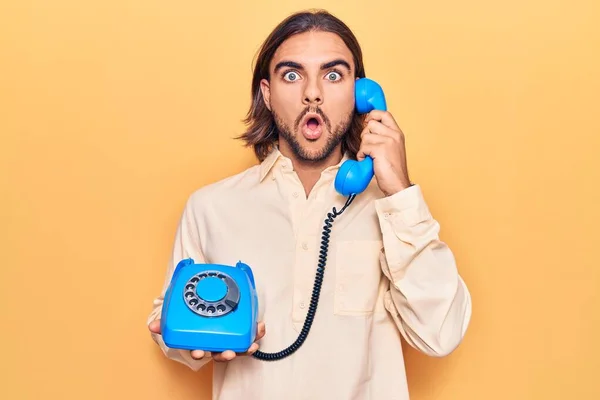 Jeune Homme Beau Tenant Téléphone Vintage Effrayé Étonné Avec Bouche — Photo