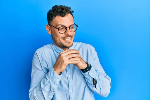 Mladý Hispánec Nosí Ležérní Oblečení Brýle Směje Nervózně Vzrušeně Rukama — Stock fotografie