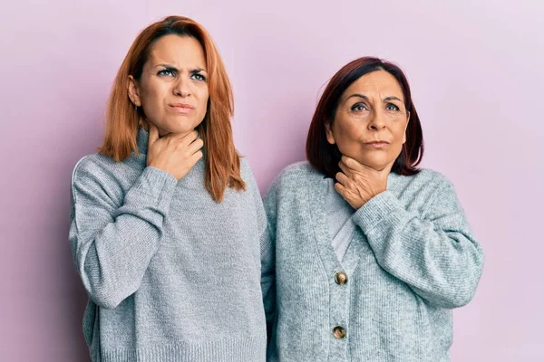 Latijnse Moeder Dochter Dragen Casual Kleding Aanraken Pijnlijke Nek Keelpijn — Stockfoto