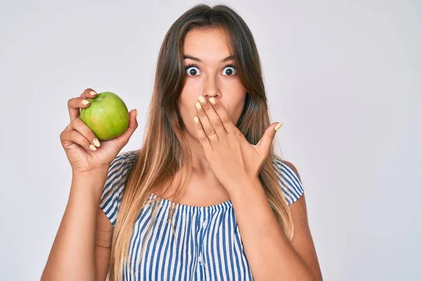 Hermosa Mujer Caucásica Sosteniendo Manzana Verde Cubriendo Boca Con Mano —  Fotos de Stock