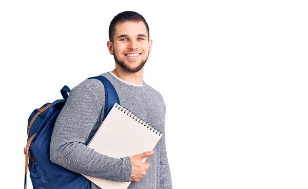 Junger Gutaussehender Mann Studentenrucksack Der Ein Notizbuch Der Hand Hält — Stockfoto