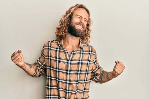 Schöner Mann Mit Bart Und Langen Haaren Lässiger Kleidung Sehr — Stockfoto