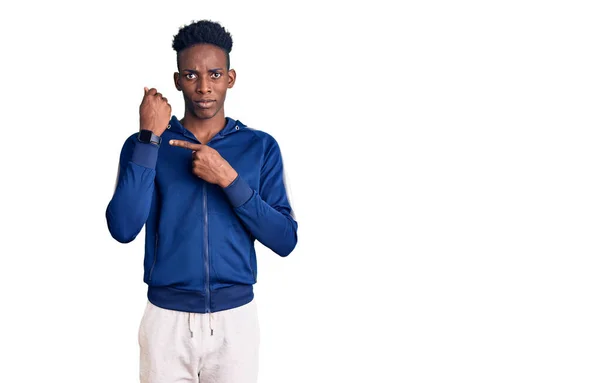 Genç Afro Amerikan Erkek Spor Giysisi Giyiyor Aceleyle Saati Sabırsızlığı — Stok fotoğraf
