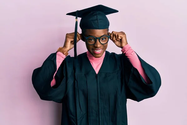 Молода Афроамериканська Дівчина Випускному Капюшоні Обрядовому Одязі Посміхається Тягнучи Вуха — стокове фото