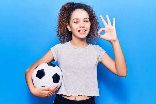 Kıvırcık Saçlı Futbol Topu Tutan Güzel Bir Kız Parmaklarıyla Imza — Stok fotoğraf