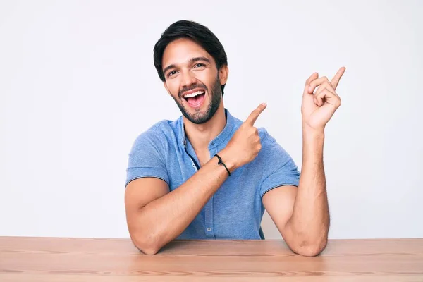 Bonito Hispânico Vestindo Roupas Casuais Sentado Mesa Sorrindo Olhando Para — Fotografia de Stock