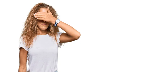 Mooi Kaukasisch Tiener Meisje Dragen Casual Witte Tshirt Bedekken Ogen — Stockfoto