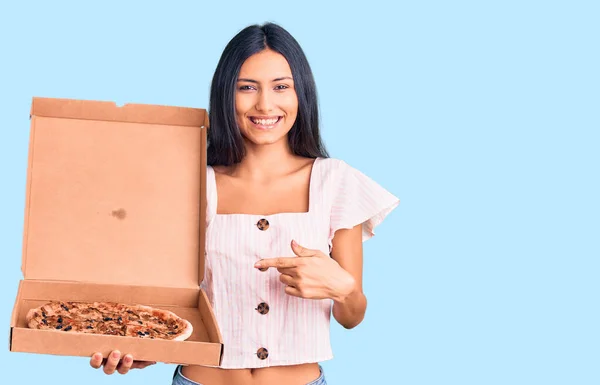 Young Beautiful Latin Girl Holding Delivery Pizza Box Smiling Happy — ストック写真