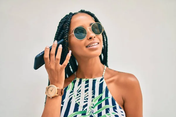 Jovem Afro Americana Sorrindo Feliz Ouvir Mensagem Áudio Usando Smartphone — Fotografia de Stock