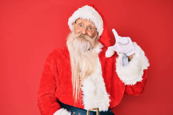 Starý Starší Muž Šedivými Vlasy Dlouhými Vousy Tradičním Kostýmu Santa — Stock fotografie