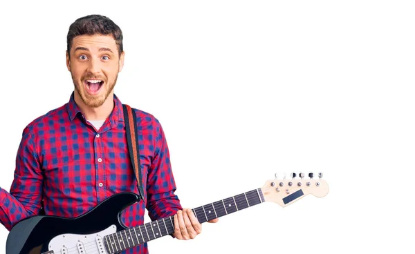 Elektro Gitar Çalan Yakışıklı Genç Adam Gururla Bağırıyor Zaferi Kutluyor — Stok fotoğraf