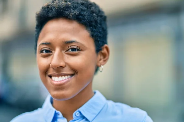 Joven Afroamericana Americana Sonriendo Feliz Pie Ciudad — Foto de Stock