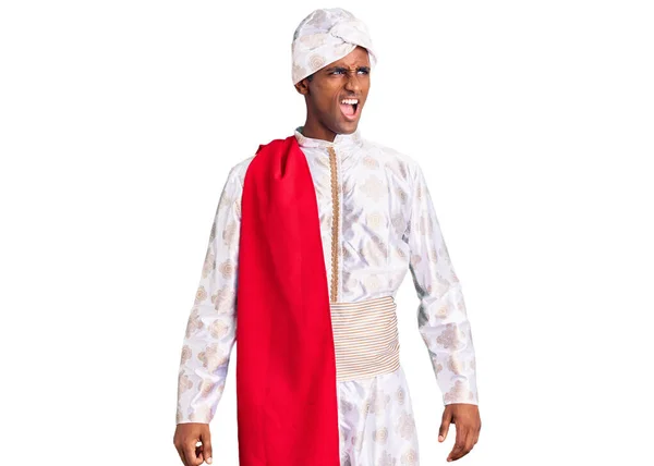Gelenek Giyinmiş Afrikalı Yakışıklı Bir Adam Sherwani Sari Kıyafetleri Giyiyor — Stok fotoğraf