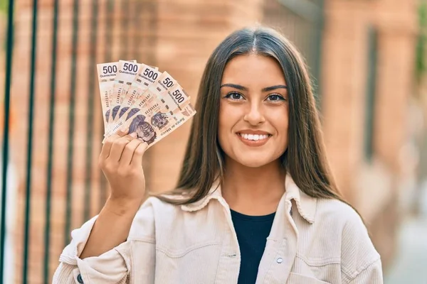 Menina Hispânica Jovem Sorrindo Feliz Segurando Mexicano 500 Pesos Notas — Fotografia de Stock