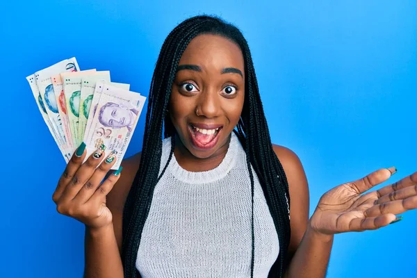 Joven Mujer Afroamericana Sosteniendo Billetes Dólar Singapurenses Celebrando Logro Con — Foto de Stock