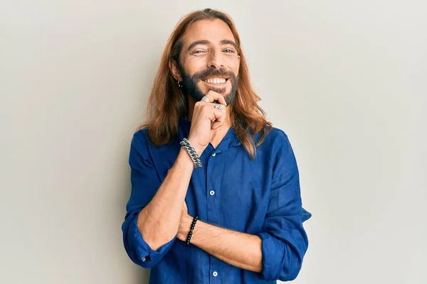 Aantrekkelijke Man Met Lang Haar Baard Casual Kleding Glimlachend Zelfverzekerd — Stockfoto