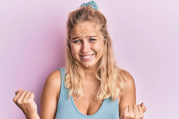 Ung Blond Flicka Bär Casual Kläder Glada För Framgång Med — Stockfoto