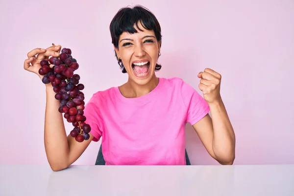 Beautiful Brunettte Woman Holding Branch Fresh Grapes Screaming Proud Celebrating — Stock Photo, Image
