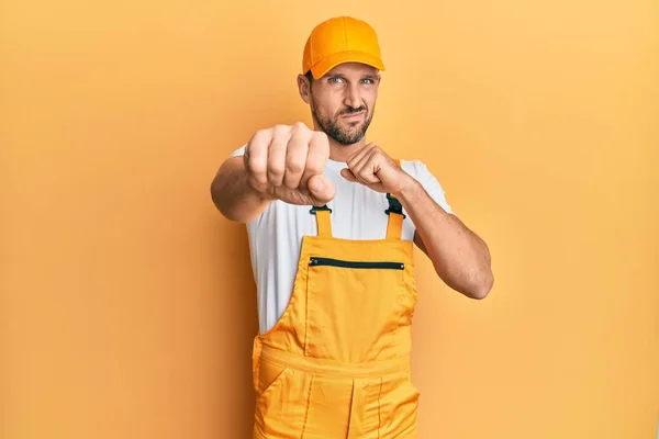 Ung Stilig Man Bär Handyman Uniform Över Gul Bakgrund Stansning — Stockfoto