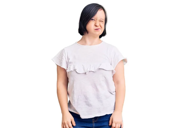 Mulher Morena Com Síndrome Vestindo Casual Tshirt Branca Piscando Olhando — Fotografia de Stock