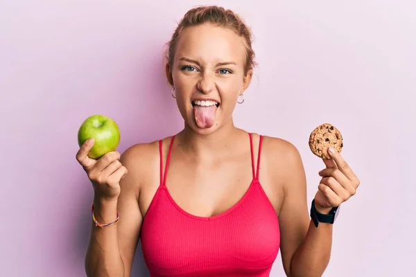 Bella Donna Caucasica Possesso Mela Verde Biscotti Lingua Sporgente Felice — Foto Stock