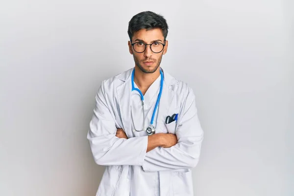 Junger Gutaussehender Mann Arztuniform Und Stethoskop Skeptisch Und Nervös Ablehnender — Stockfoto