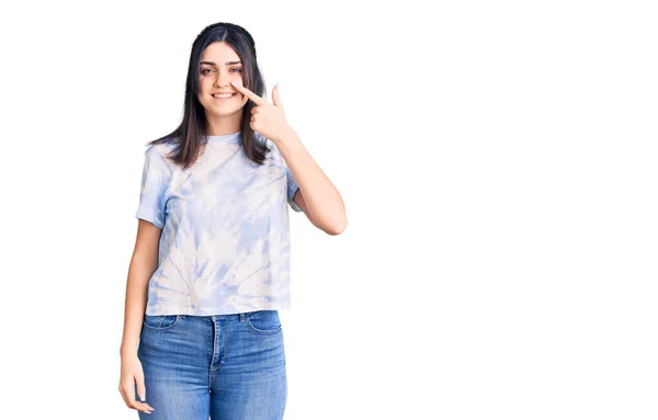 Joven Chica Hermosa Con Camiseta Casual Señalando Con Dedo Mano — Foto de Stock