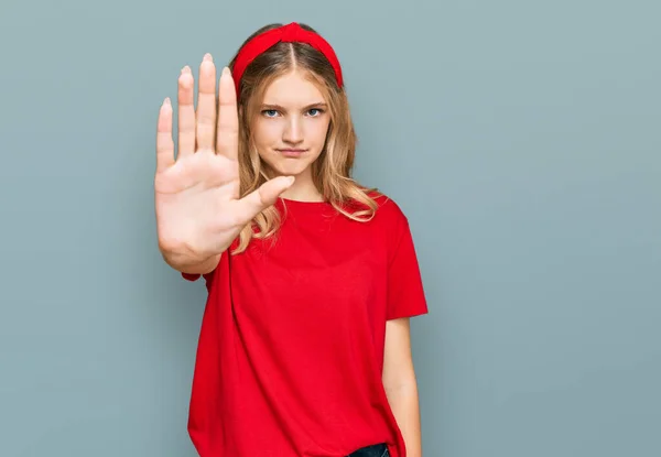 Vacker Ung Kaukasiska Flicka Bär Casual Röd Shirt Gör Sluta — Stockfoto