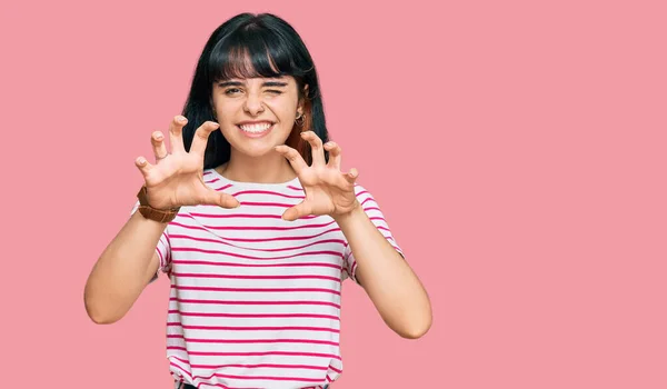 Joven Chica Hispana Vistiendo Ropa Casual Sonriendo Divertida Haciendo Gesto —  Fotos de Stock