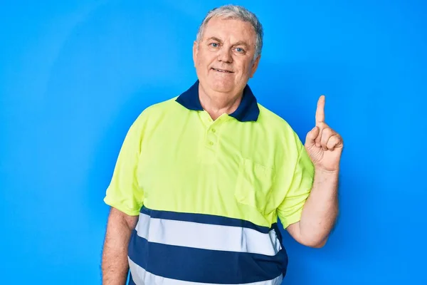 Hombre Mayor Pelo Gris Con Camiseta Reflectante Sonriendo Con Una —  Fotos de Stock