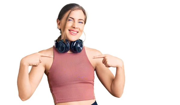 Hermosa Mujer Joven Caucásica Que Usa Ropa Gimnasio Usa Auriculares —  Fotos de Stock