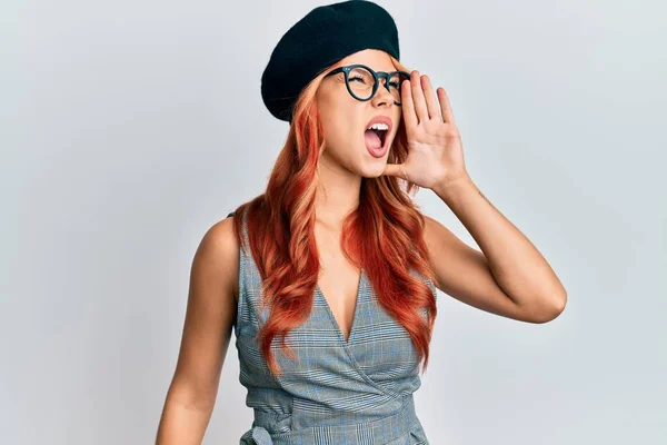 Young Redhead Woman Wearing Fashion French Look Beret Shouting Screaming — Stock Photo, Image