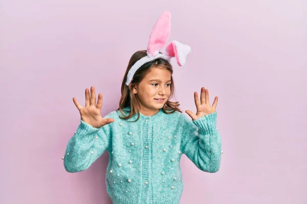 Kleines Schönes Mädchen Mit Niedlichen Osterhasenohren Die Mit Den Fingern — Stockfoto